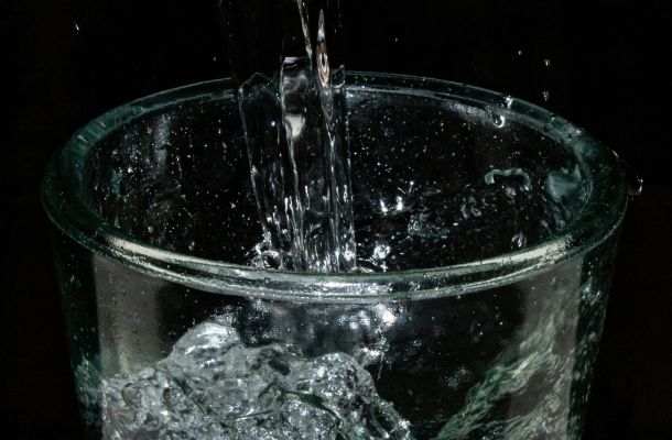 Installazione depuratore: quanto costa davvero? Depuratore domestico moderno installato in cucina